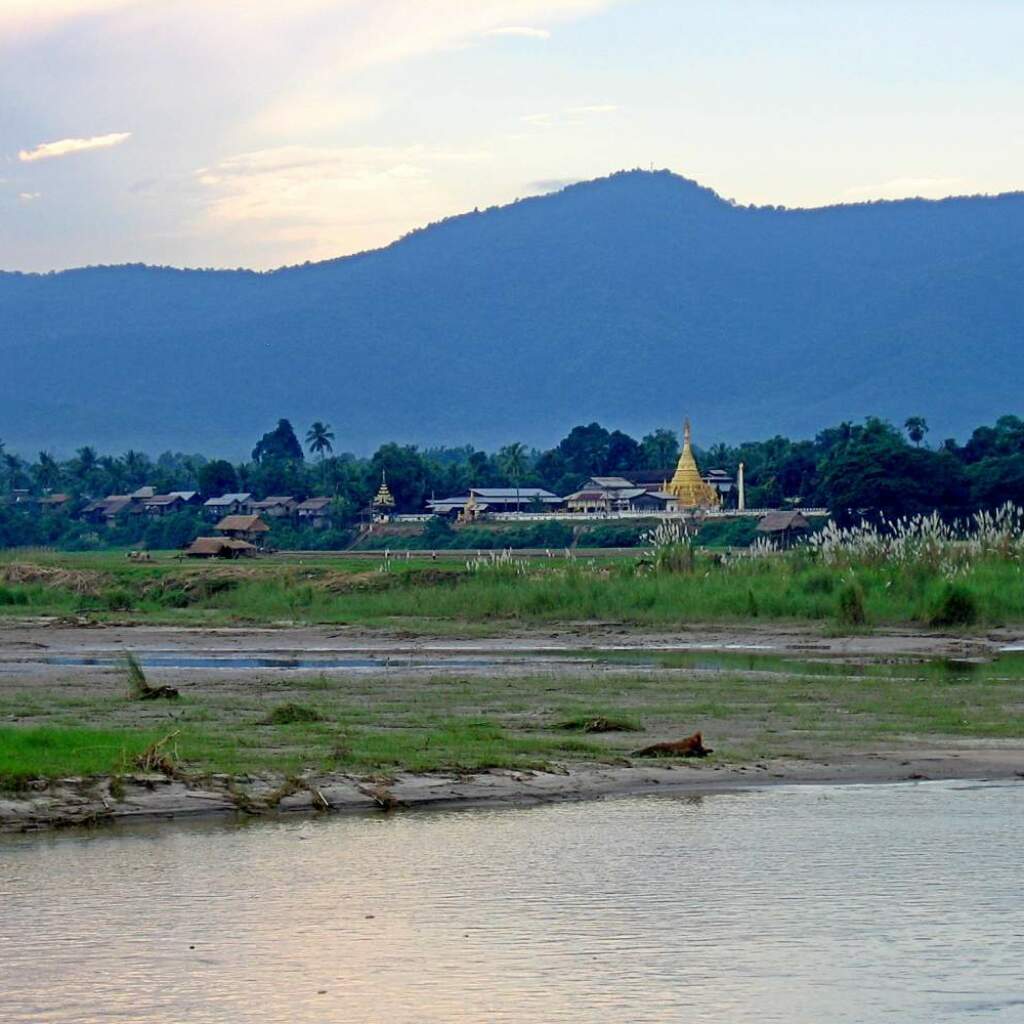 Erlebnis-Reisen Myanmar Mandalay Töpferwaren Tempel